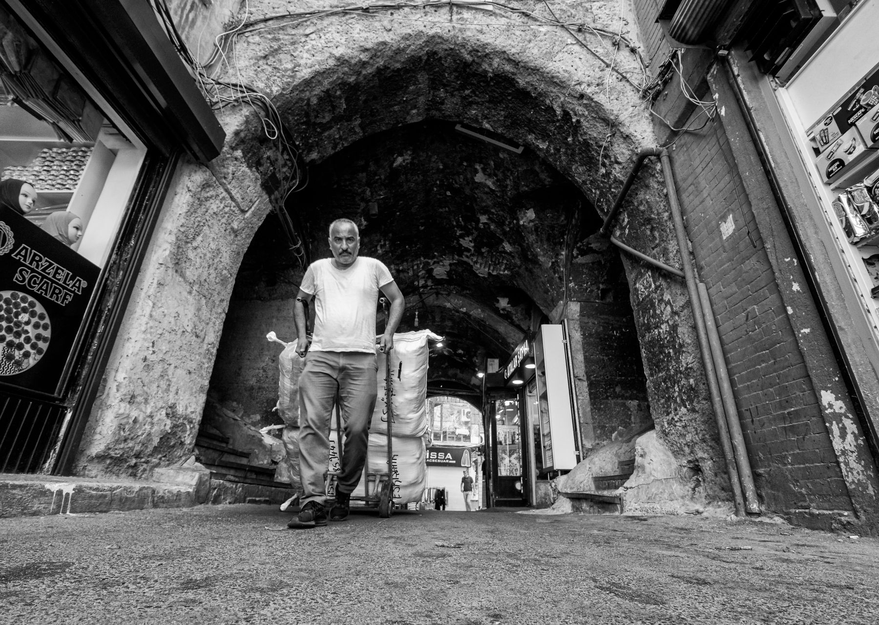 Man and van in Looe — crew wrapping and loading on moving day
