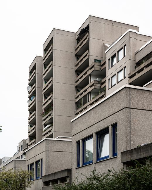 Fotomural Edificios de apartamentos contemporáneos que exhiben arquitectura residencial urbana.