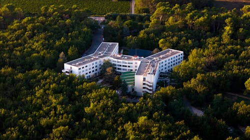 法国南部一家医院的无人机空中摄影。使用 Dji Air 3 无人机拍摄