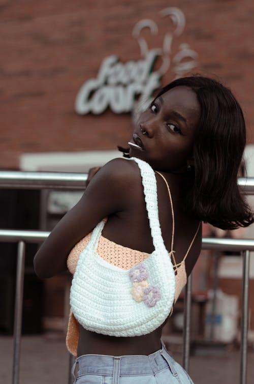 アフリカ人女性, シティ, バッグの無料の写真素材