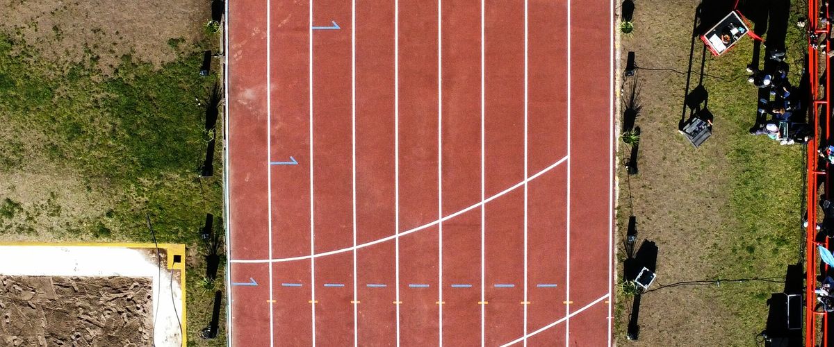 Corredor realizando un test de resistencia en pista de atletismo
