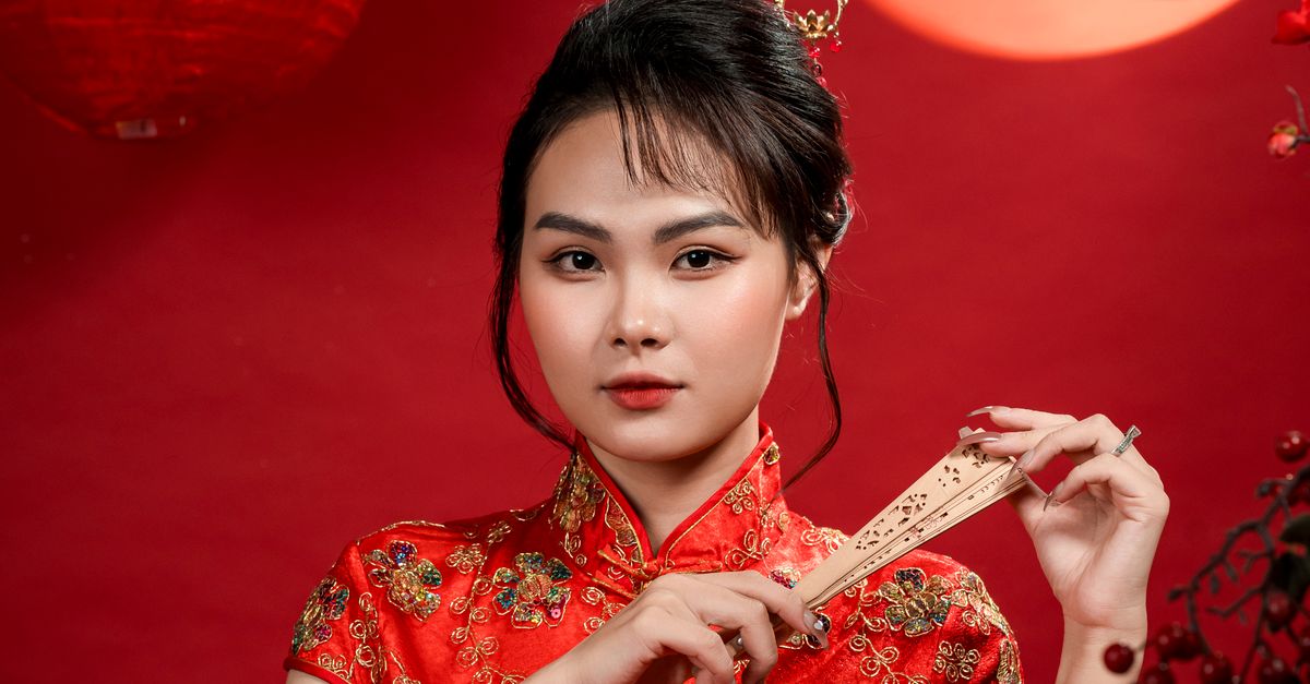 Model Photo Tradition Model in Traditional Clothing · Free Stock Photo