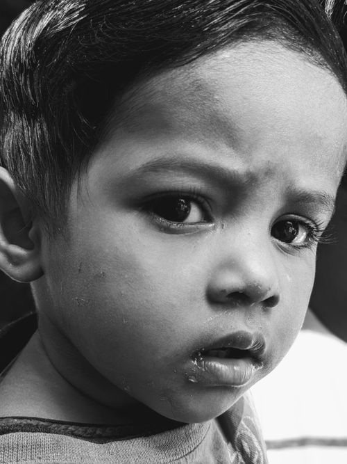 Free Close-up portrait of a thoughtful toddler in black and white. Stock Photo