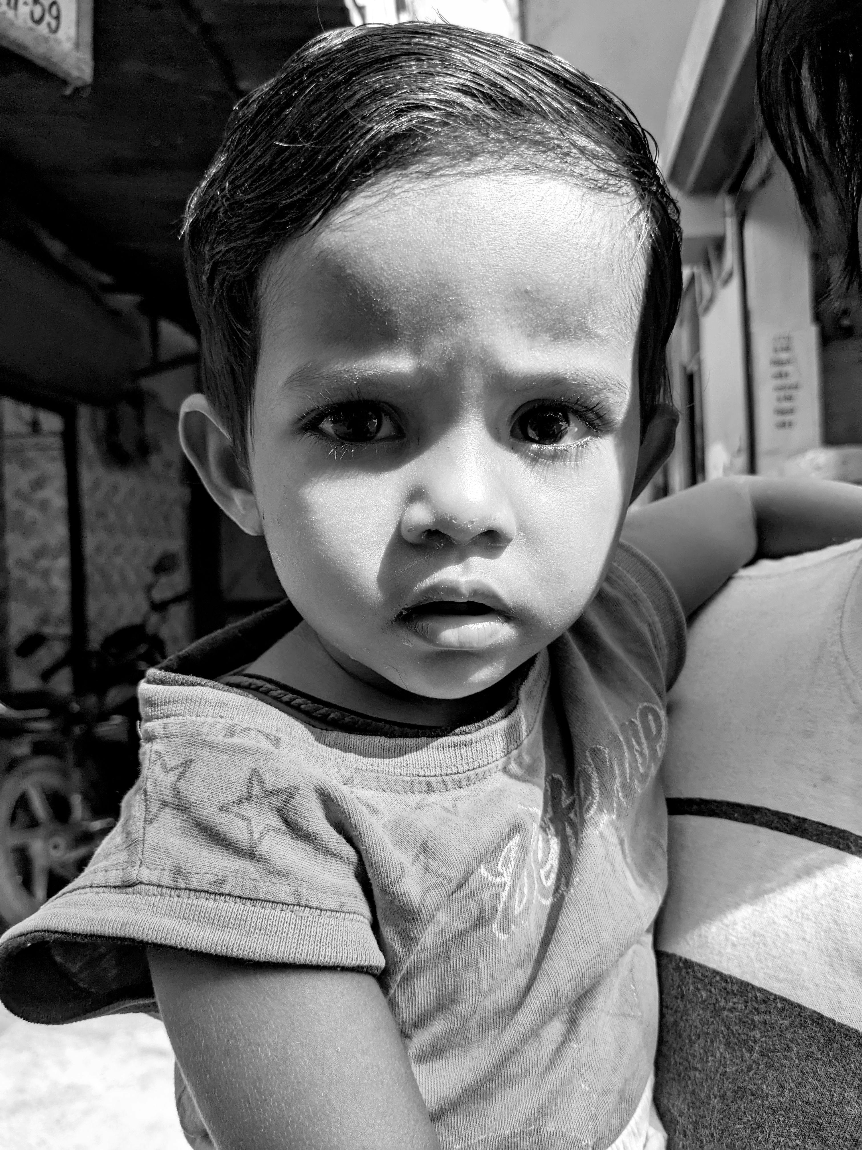 Retrato Del Bebé De Risa Feliz En El Mono Blanco Foto de archivo - Imagen  de riéndose, primer: 54486802