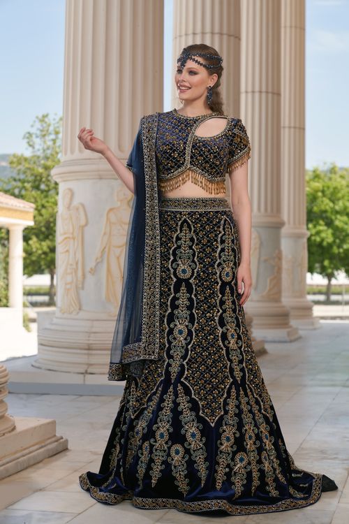 Free A glamorous model poses elegantly in traditional attire against İzmir's historic architecture. Stock Photo
