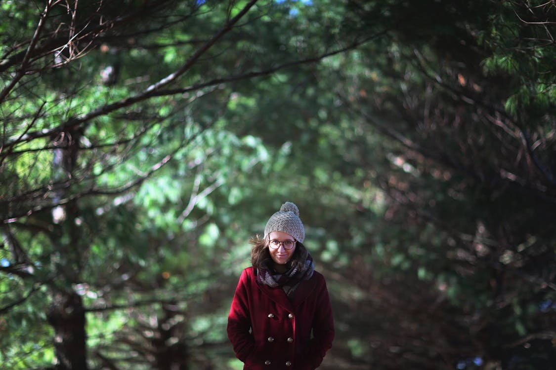 Gratis Wanita Berdiri Di Hutan Foto Stok