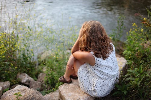 Wanita Yang Duduk Di Tepi Danau