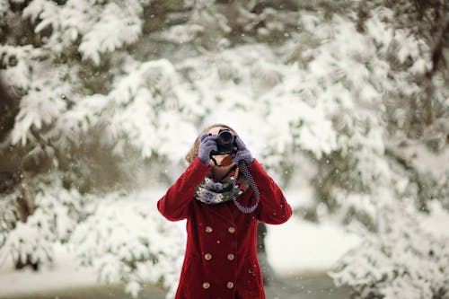 Mulher Segurando Uma Câmera Dslr