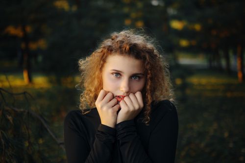 Free Close-up portrait of a young woman in a park during sunset, capturing natural beauty and fall vibes. Stock Photo