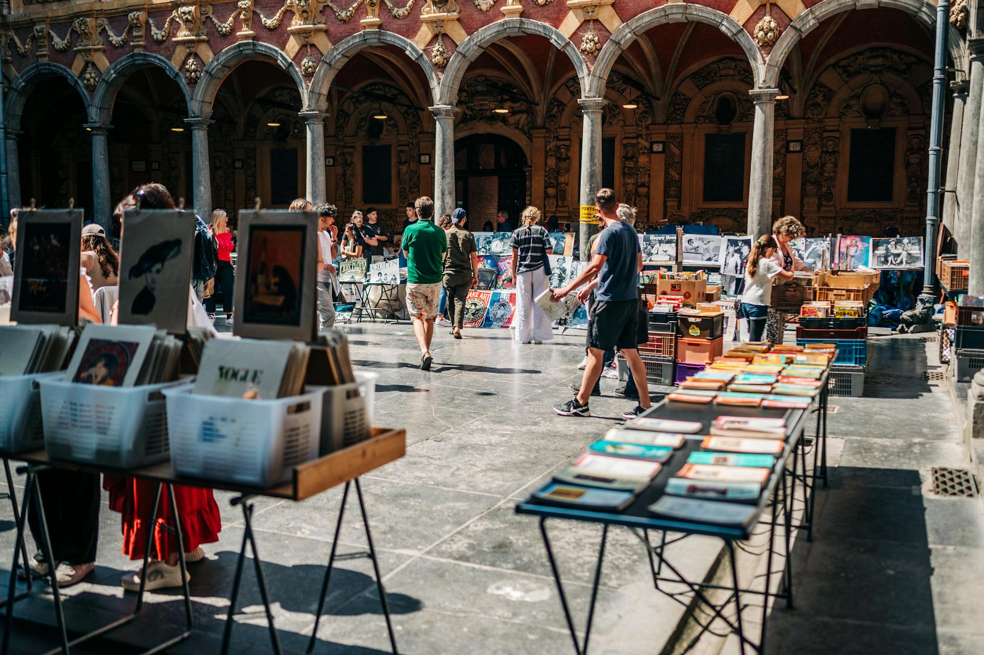 Marché aux puces dans la cour de la vieille bourse de Lille