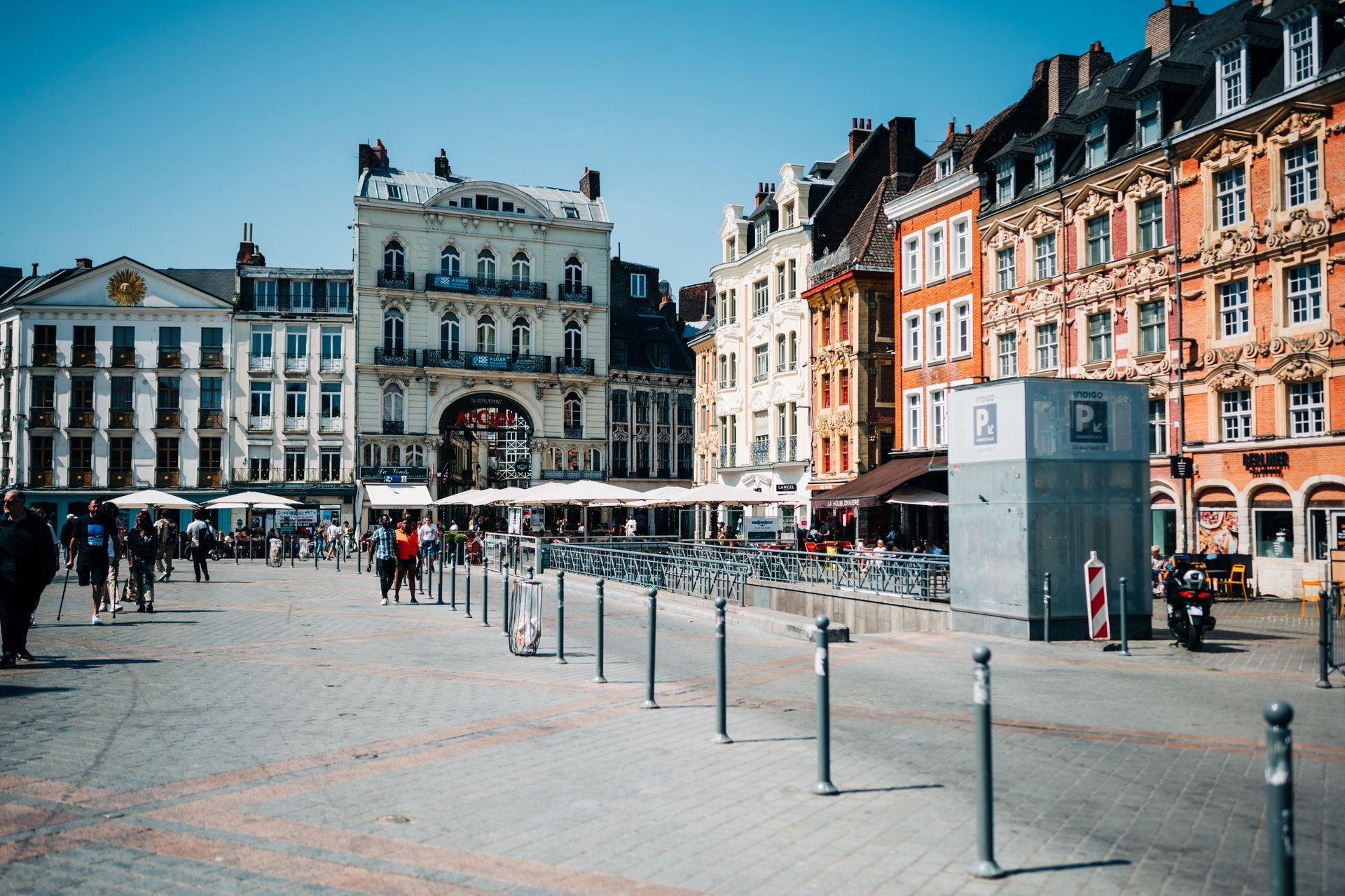 Rue animée de Lille avec maisons colorées