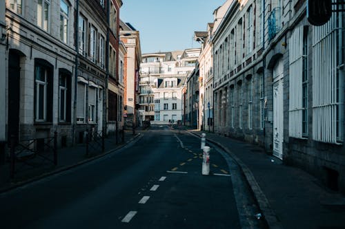 Kostenloses Stock Foto zu apartmentgebäude, asphalt, blauer himmel