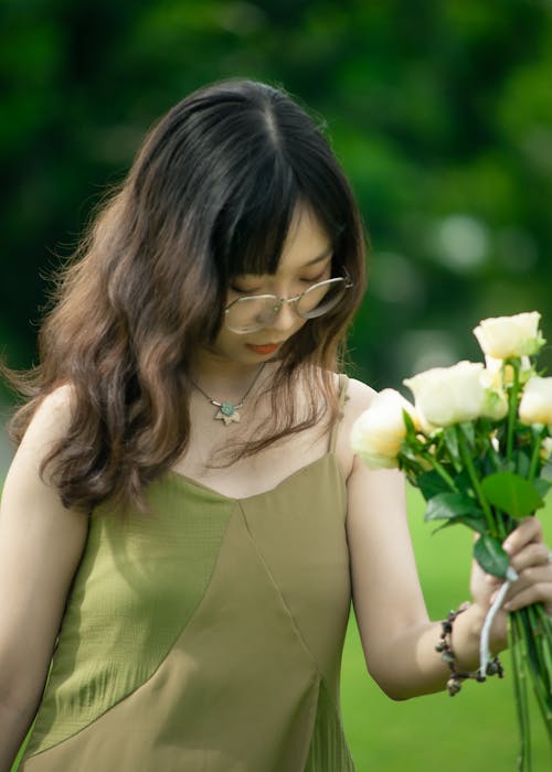 Fotos de stock gratuitas de anteojos redondos, asiática, flores