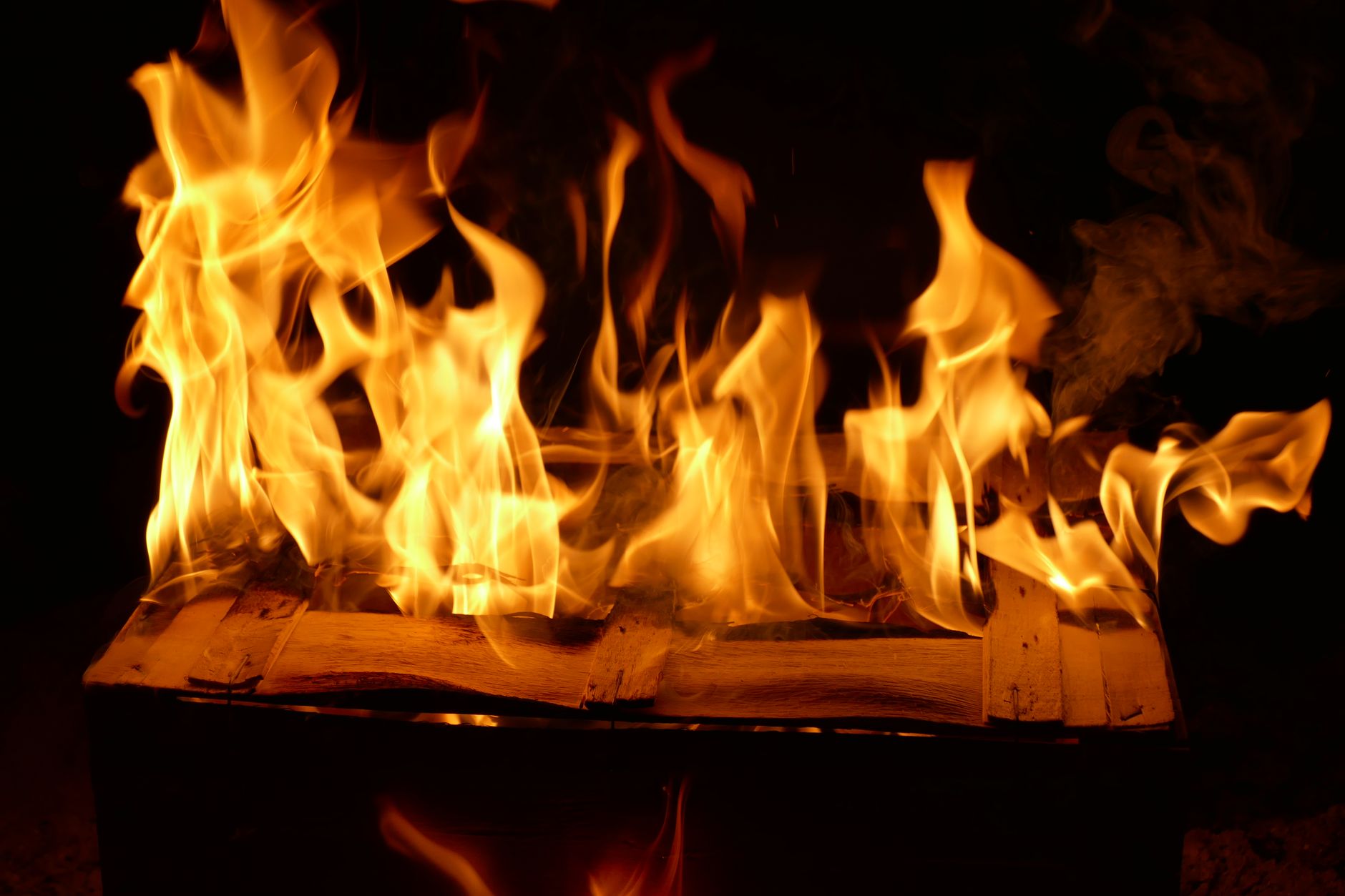 Incendiu devastator în Bistrița: 50 de pui și 30 de miei morți