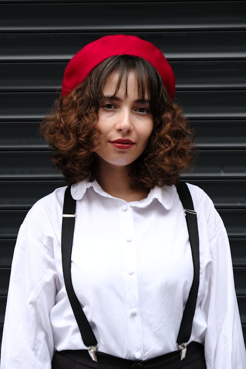 Základová fotografie zdarma na téma bílá halenka, brunetka, červená baret