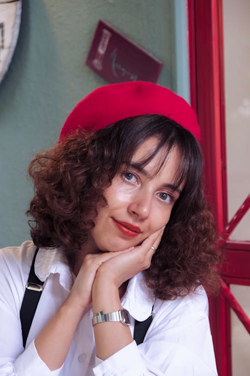 Základová fotografie zdarma na téma bílá halenka, brunetka, červená baret