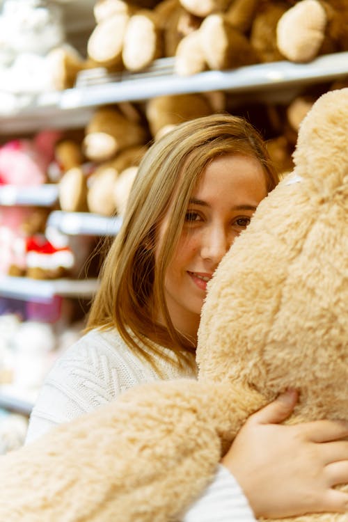 Mujer Abrazando A Un Oso De Peluche