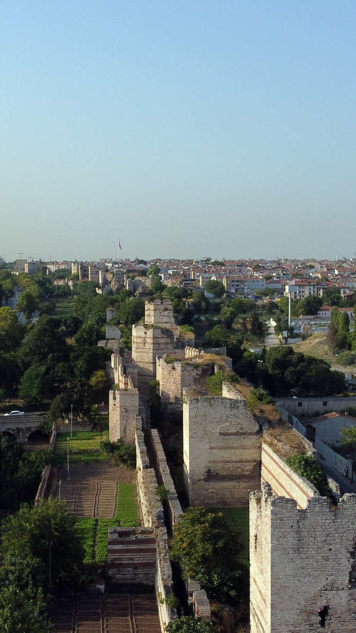Luchtfoto van de historische Theodosian Walls, een UNESCO-werelderfgoed in Istanbul, Turkije.