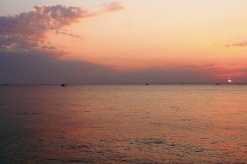 Free A peaceful sunset over the Marmara Sea in Istanbul, capturing calmness and vibrant hues. Stock Photo