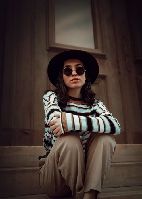 Free Portrait of a fashionable woman in sunglasses and hat, exuding a vintage vibe. Stock Photo