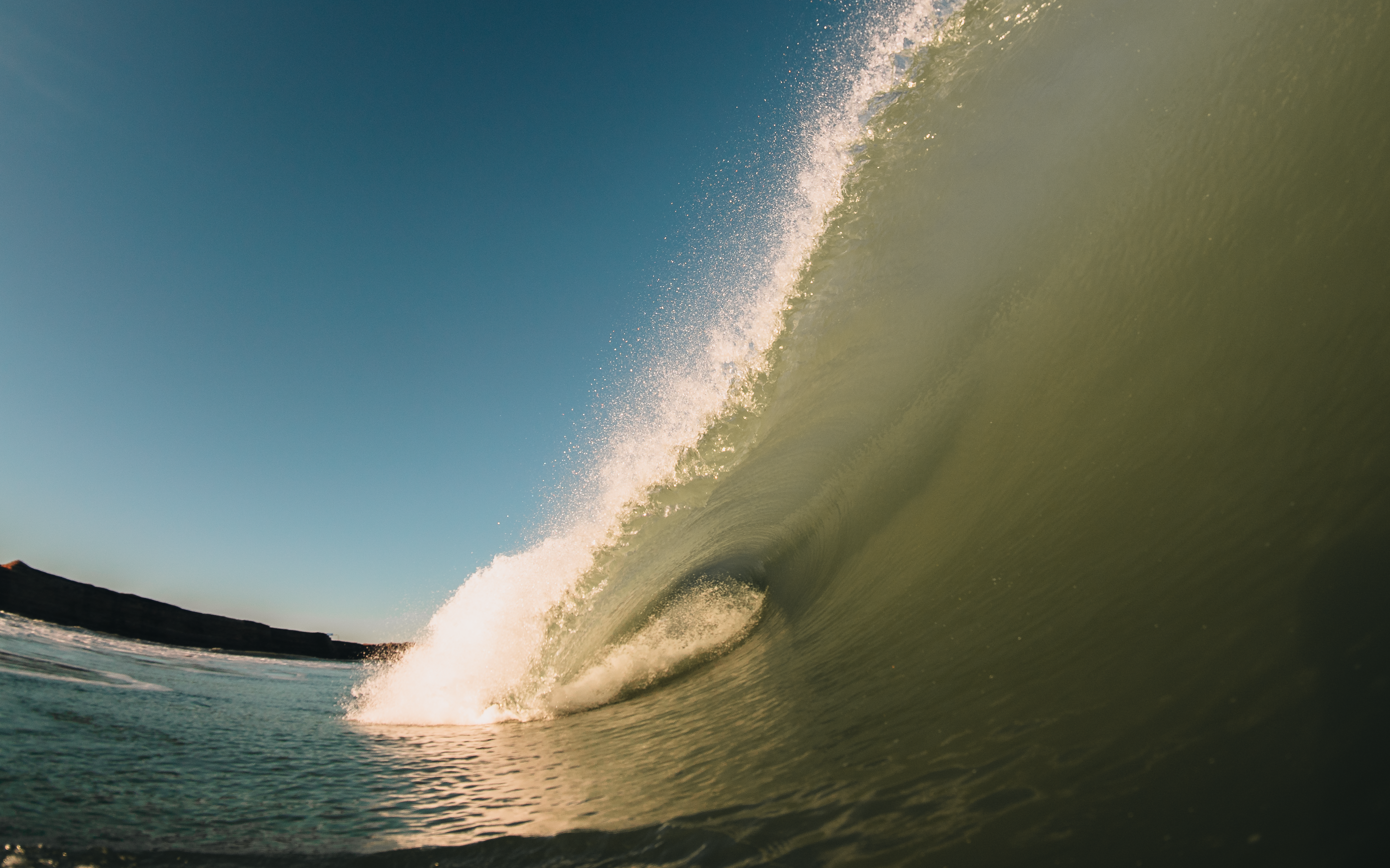 Dynamic capture of an ocean wave crashing in Mar del Plata, Argentina. Clear skies enhance the vibrant scene.