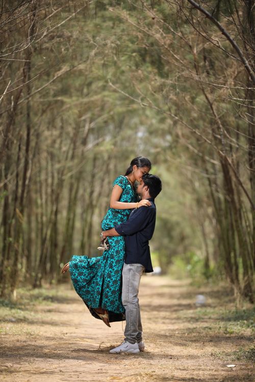Free A couple lovingly embraces in a serene forest, basking in nature's tranquility. Stock Photo