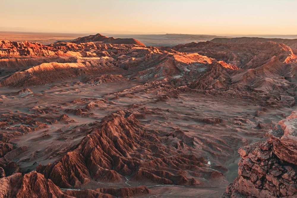 Vista aérea del Valle de la Luna al ocaso con cresta rocosa dorada