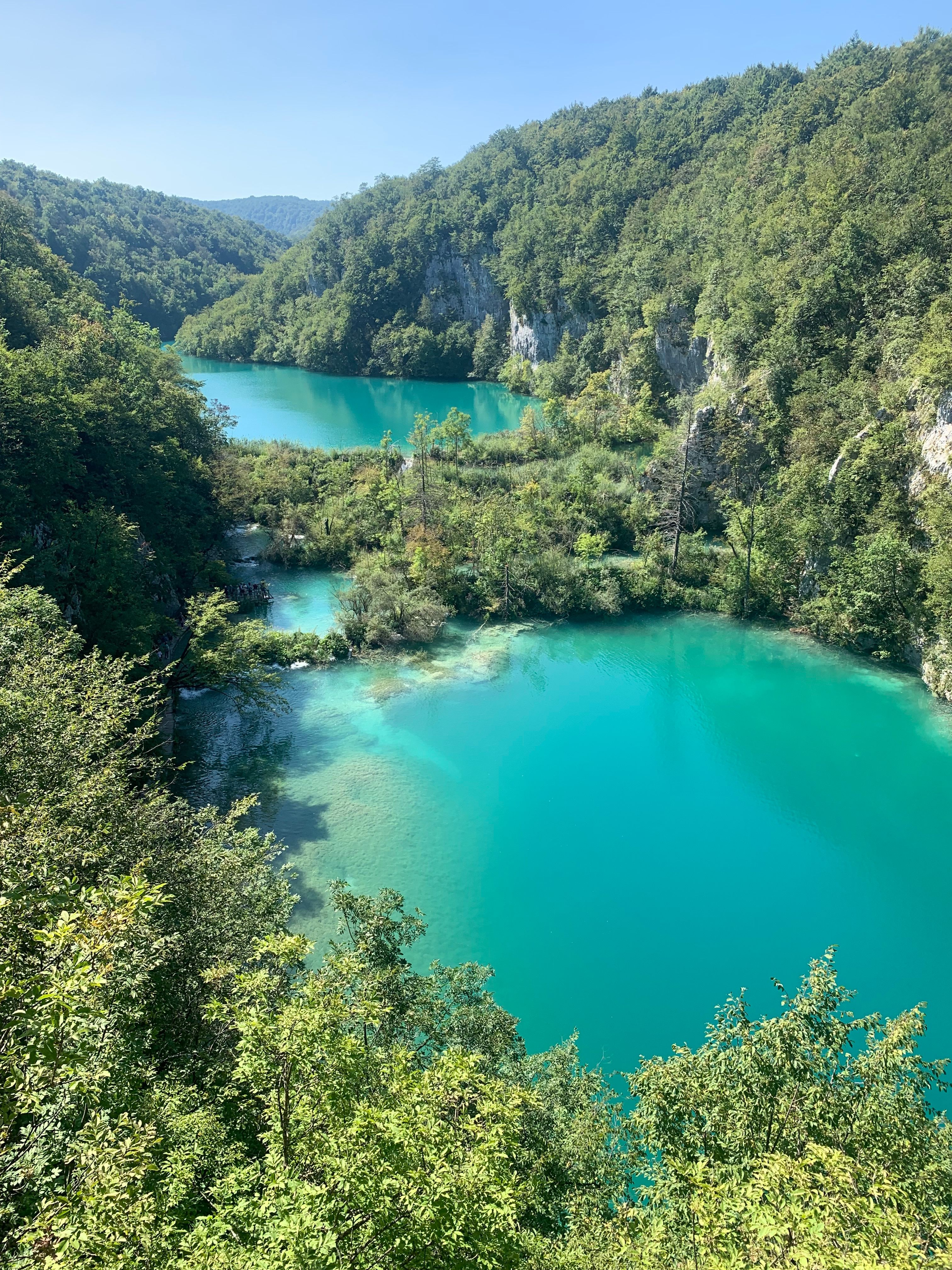 Lacurile Plitvice superioare — vedere de sus cu apă turcoaz și pădure