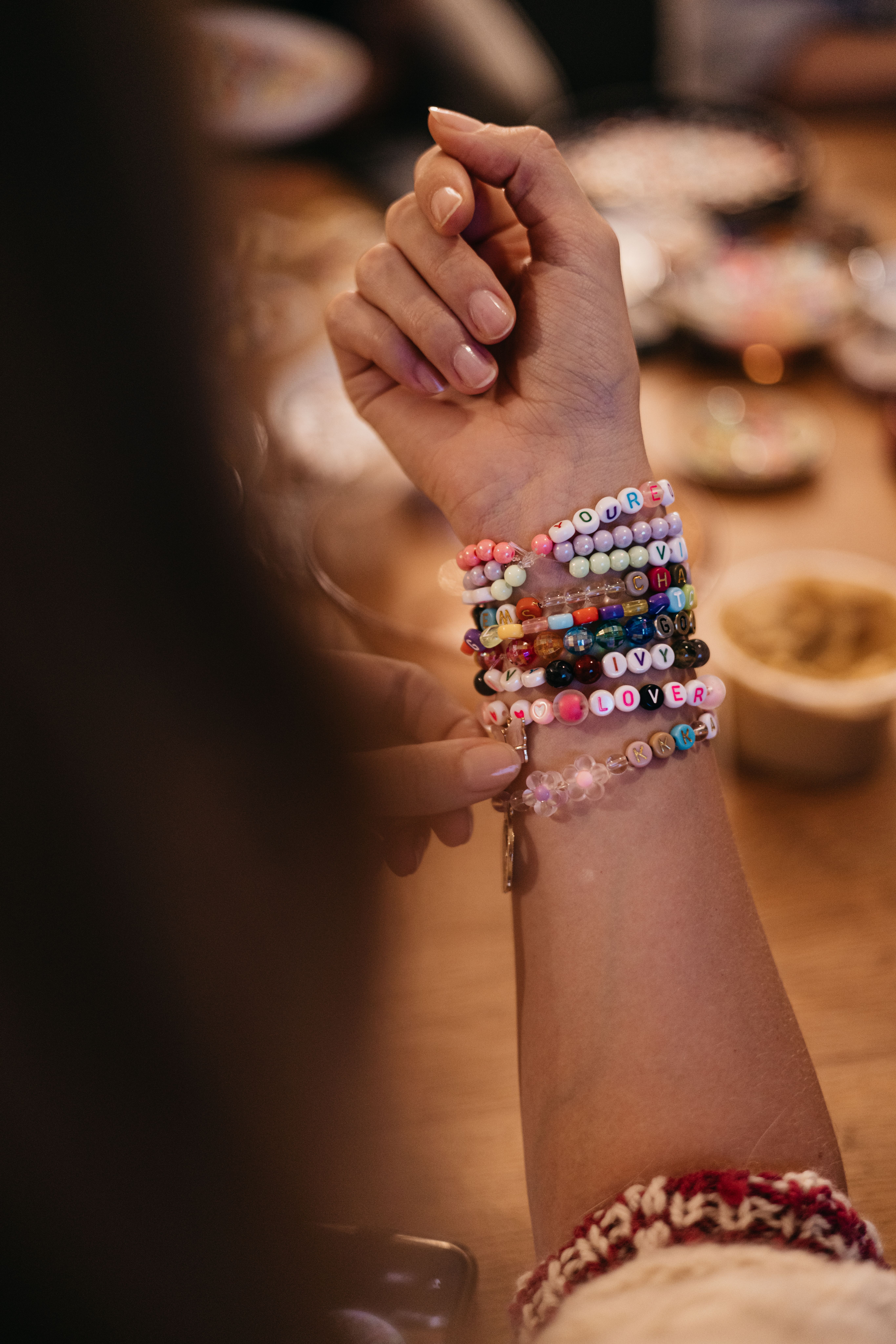 Bracelet composé de perles à lettres.