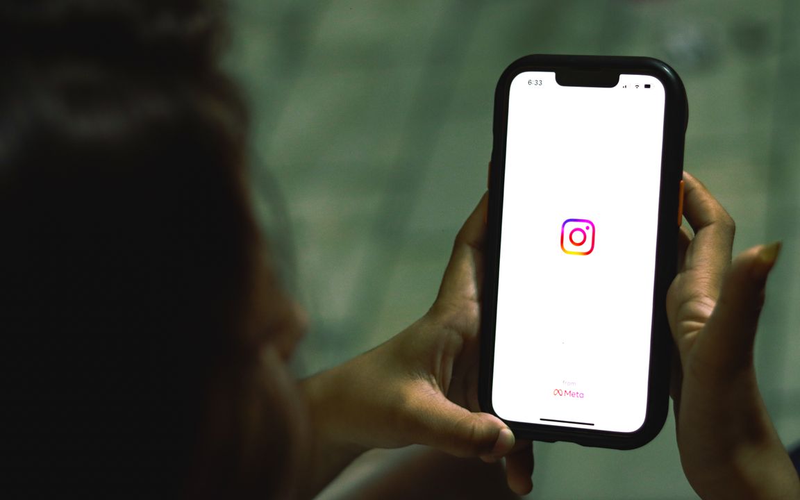 how to use instagram ads - Saudi marketer reviewing Instagram Ads Manager dashboard with placement options and performance me