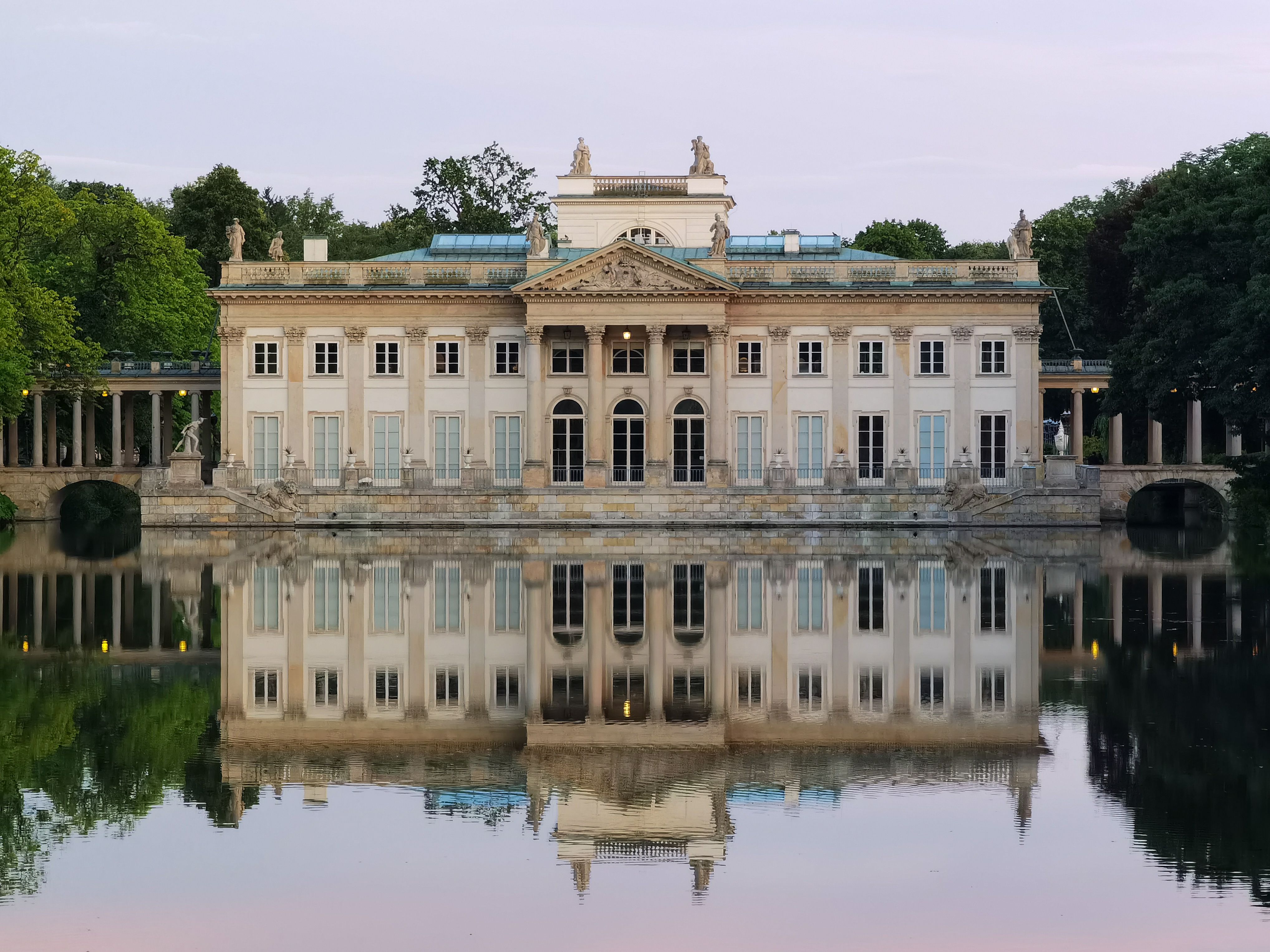 Großer historischer Park bei Sonnenuntergang