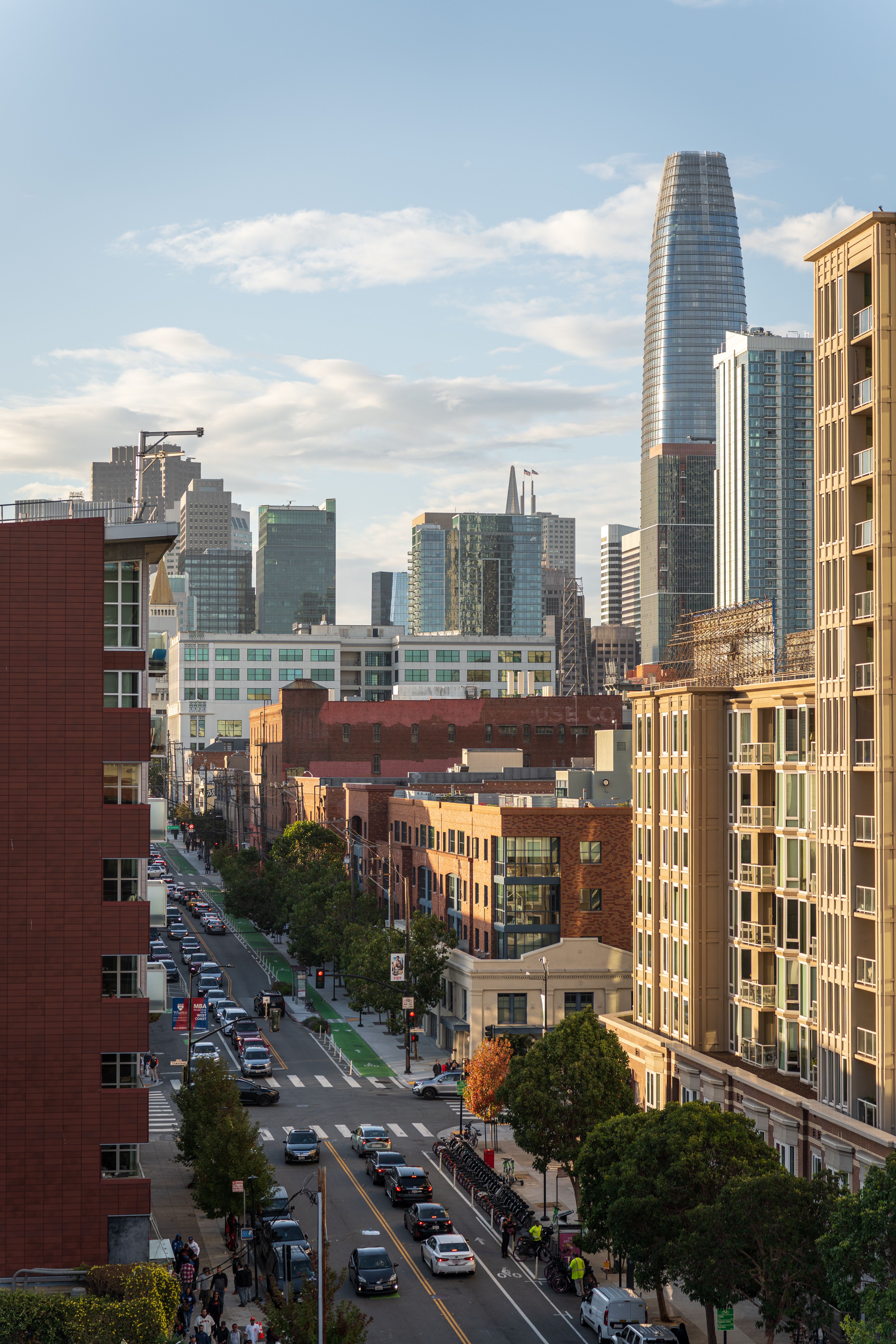 A city street with tall buildings and cars · Free Stock Photo