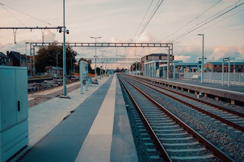 Immagine gratuita di binari ferroviari, binario della stazione ferroviaria, city