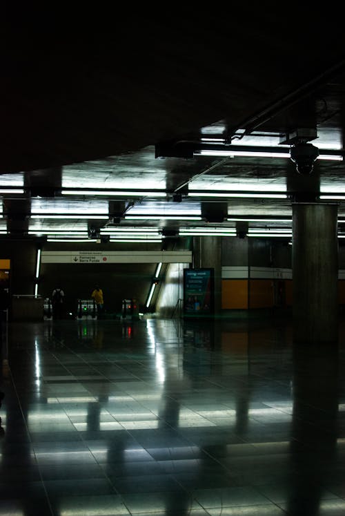Kostnadsfri bild av interiör, metro, pelare