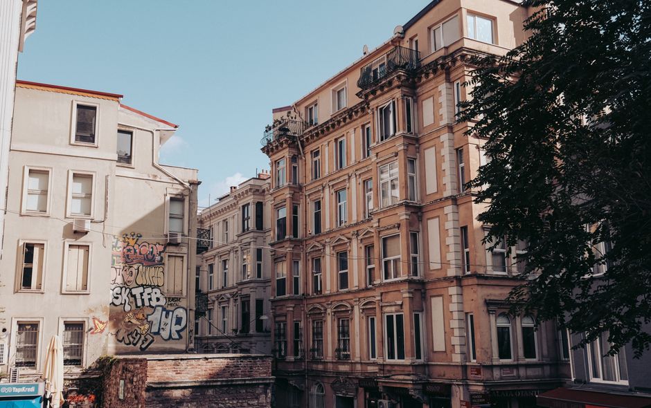 Yeşil çatı ve güneş panelleri ile donatılmış yeni nesil İstanbul kentsel dönüşüm projesi