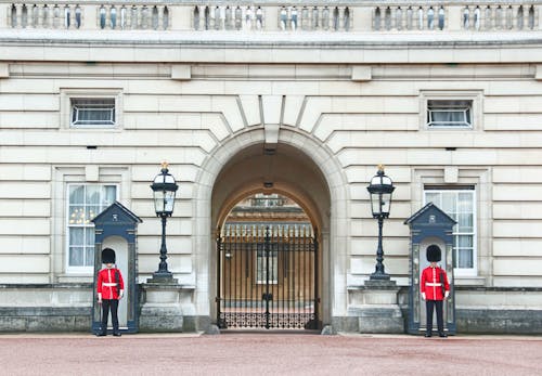 Základová fotografie zdarma na téma buckinghamský palác, červená, dva