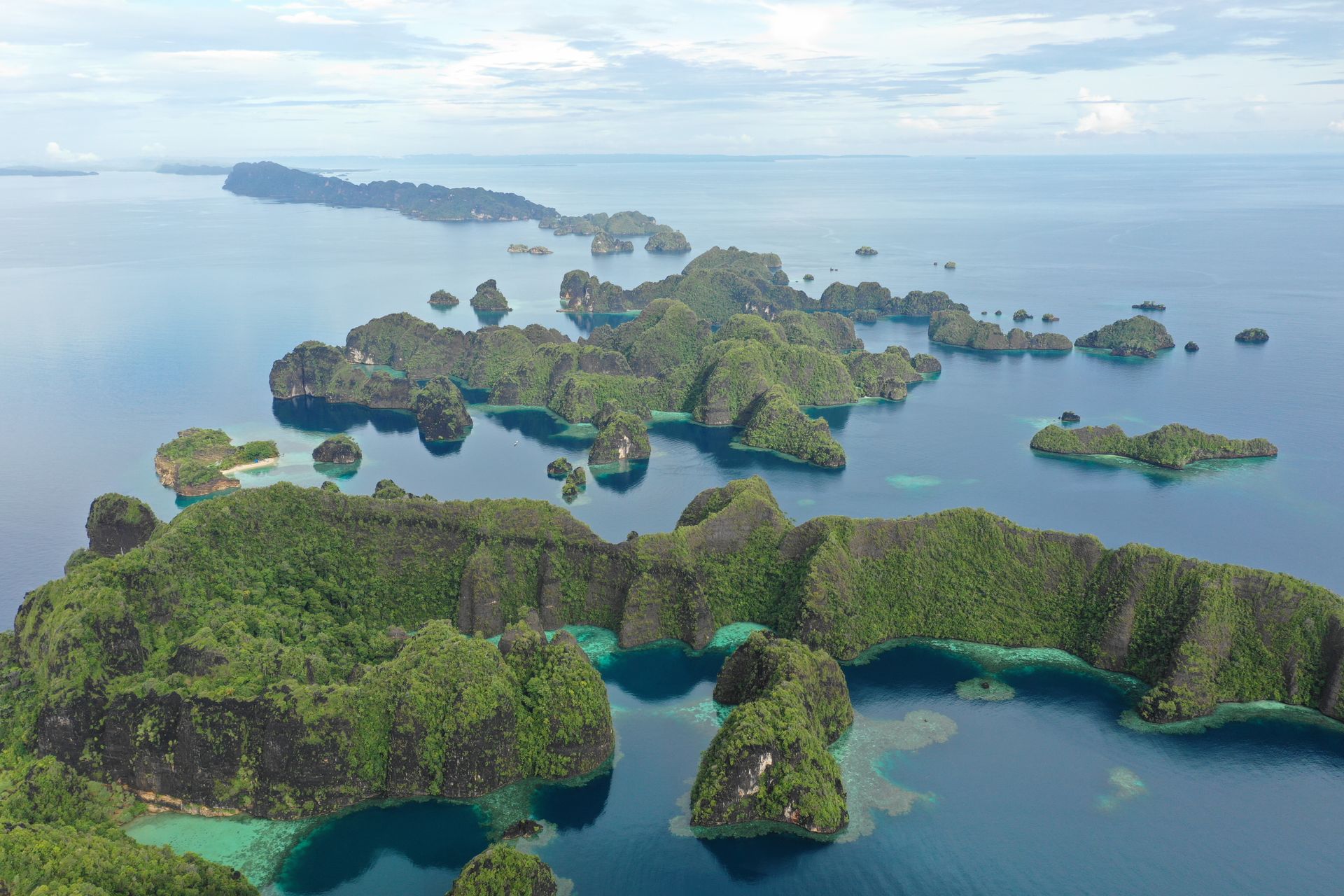 Vista aérea del archipiélago indonesio con mar abierto e islas.