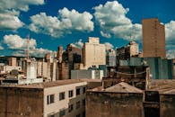 在充满活力的蓝天下，古老与现代的建筑交织于城市天际线之中