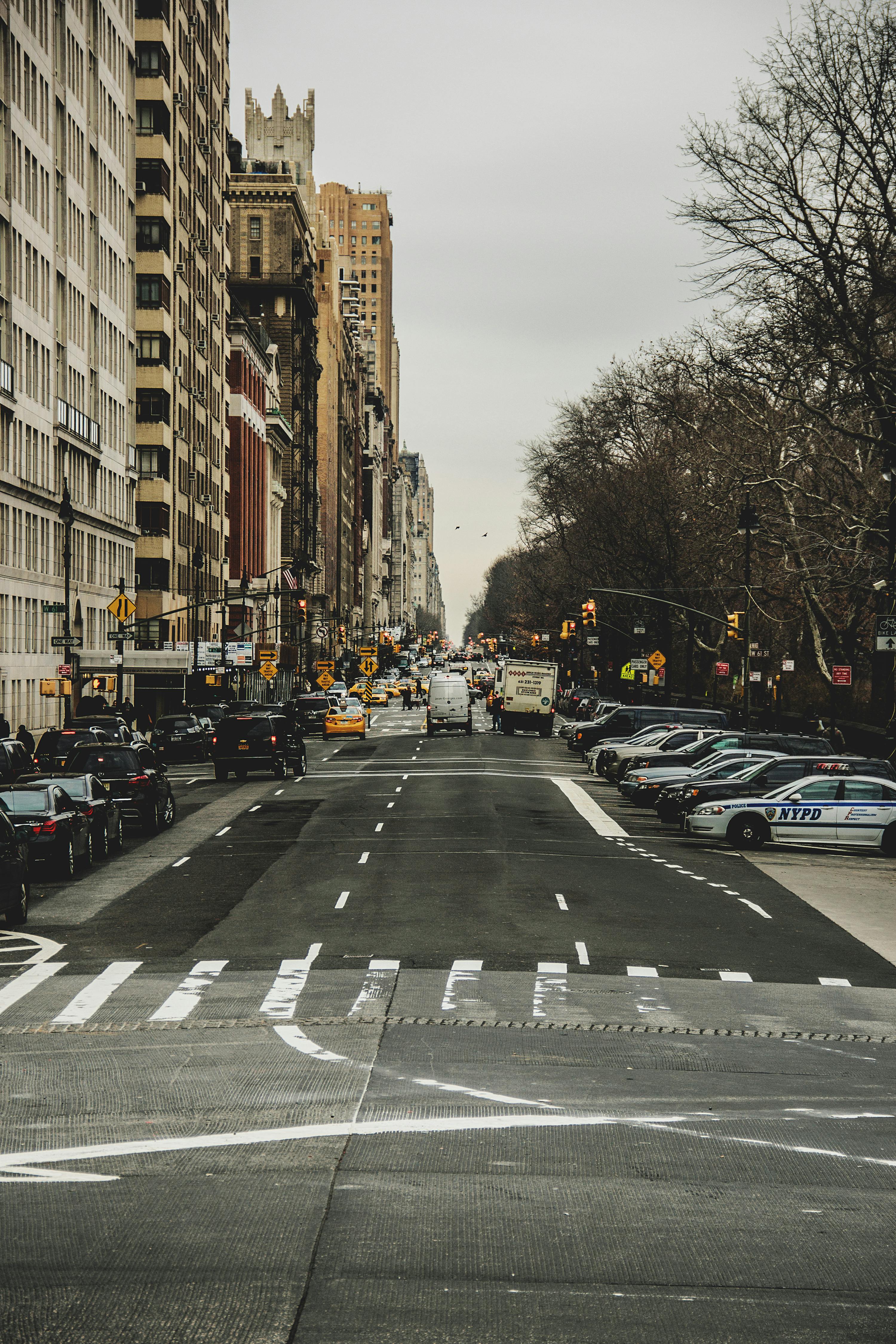 纽约市繁华街道的景色，两旁建筑物林立，交通繁忙，捕捉了城市生活的气息