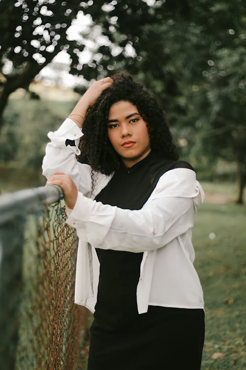 Fotos de stock gratuitas de arreglando el cabello, Camisa blanca, cerca