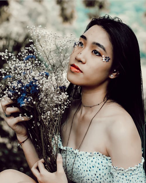 Kostnadsfri bild av asiatisk kvinna, blommor, bunt