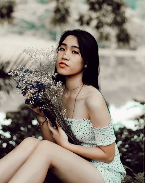 Gratis lagerfoto af asiatisk kvinde, blomster, bundter