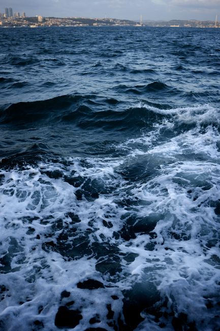 Fotomural Una vista dramática de las olas del océano rompiendo con espuma y agua áspera en un paisaje marino sereno.
