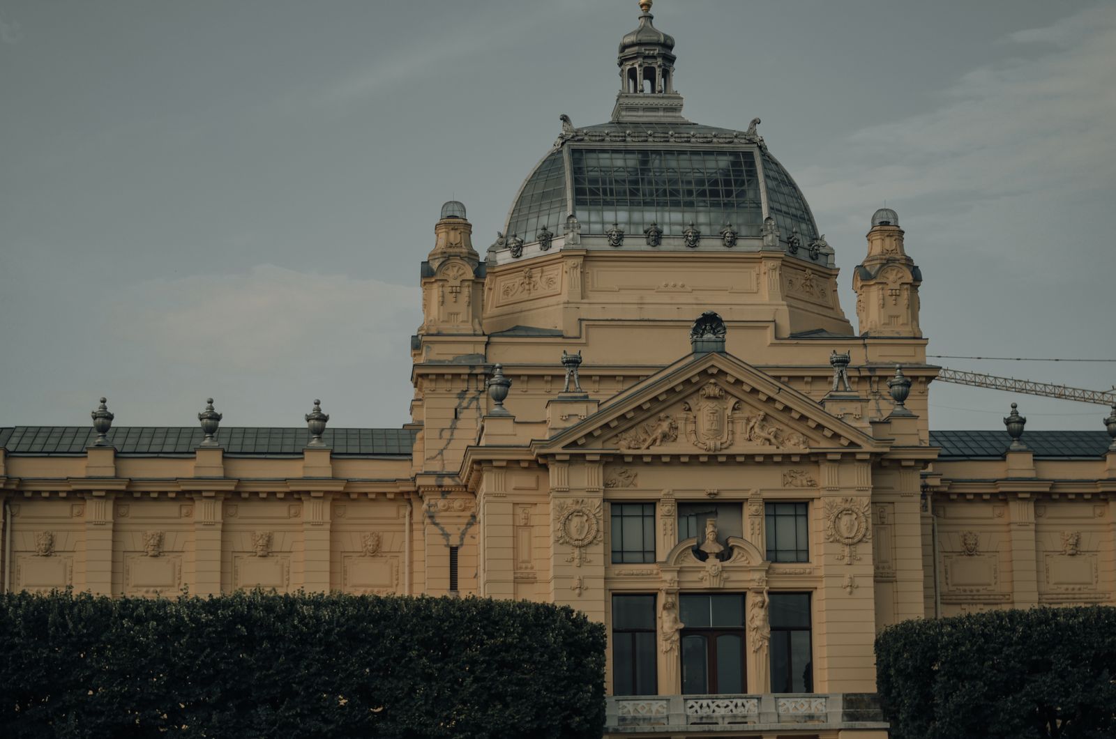 Het belangrijkste museum staat aan de andere kant van de rivier