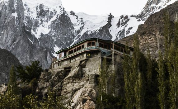 在雄伟的雪山风景中，坐落着一座历史悠久的石头修道院