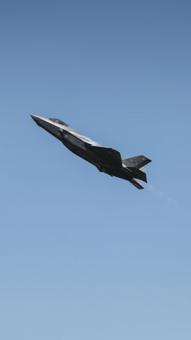 Caza europeo ascendiendo en mision de alerta. La defensa aerea del continente queda en manos propias.