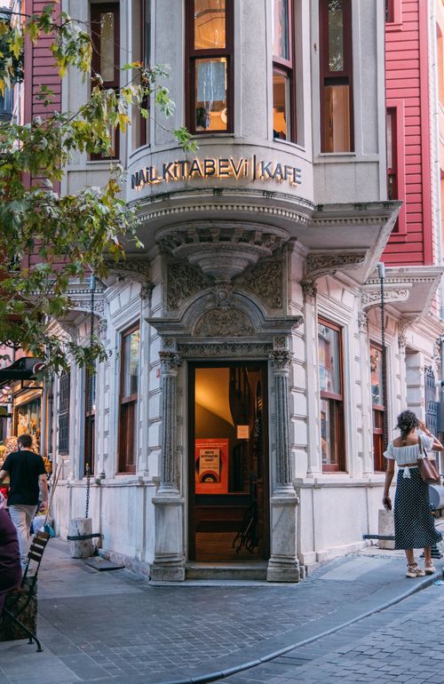 Free Charming corner café in Istanbul with ornate architecture and inviting entrance. Stock Photo