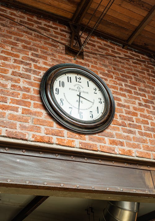 Reloj Vintage en la pared de ladrillos