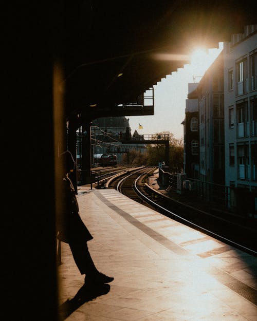 Foto stok gratis bayangan hitam, kendaraan umum, kereta api