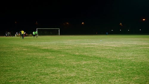 Grupo De Pessoas No Campo De Futebol